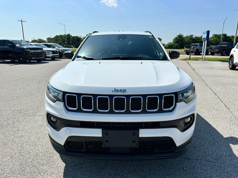 Jeep Compass Vehicle Full-screen Gallery Image 9