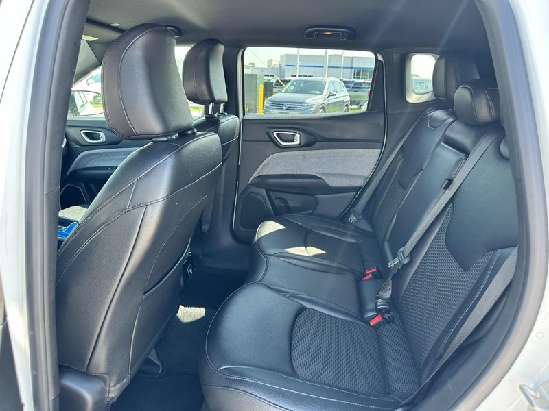 Jeep Compass Vehicle Full-screen Gallery Image 10