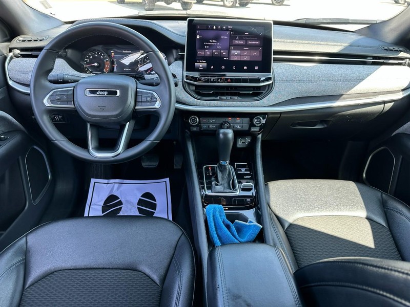 Jeep Compass Vehicle Full-screen Gallery Image 11