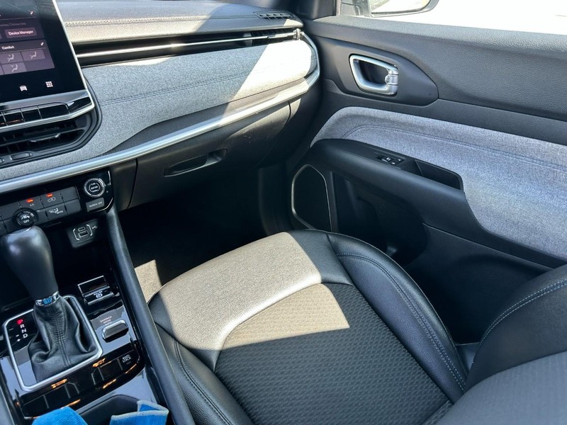 Jeep Compass Vehicle Full-screen Gallery Image 15