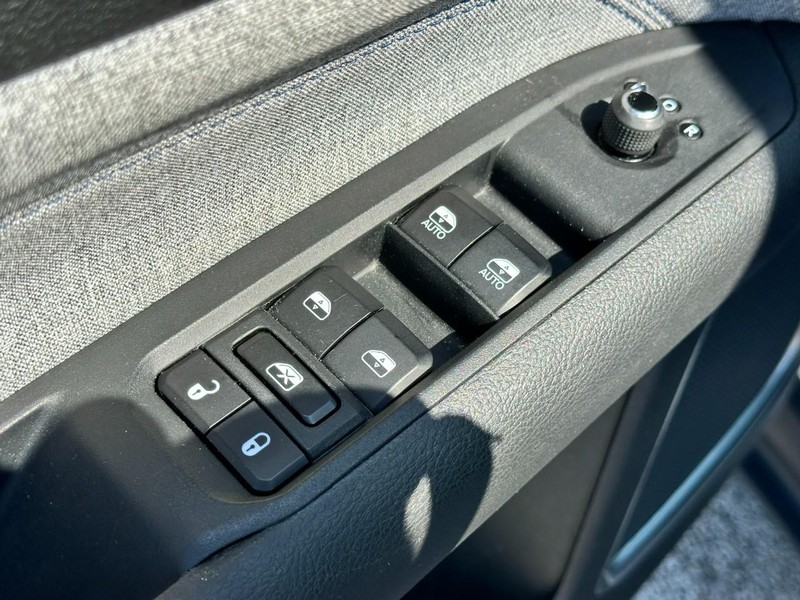 Jeep Compass Vehicle Full-screen Gallery Image 16