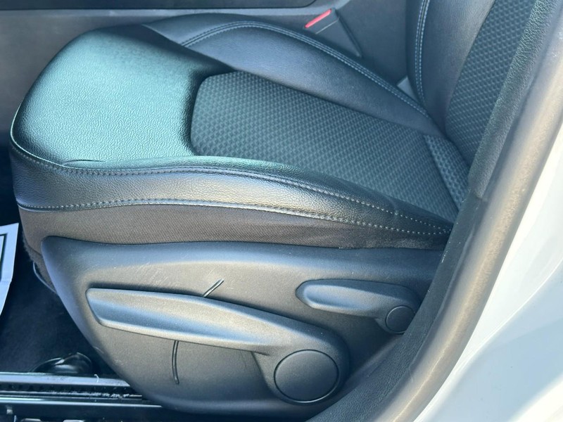 Jeep Compass Vehicle Full-screen Gallery Image 17