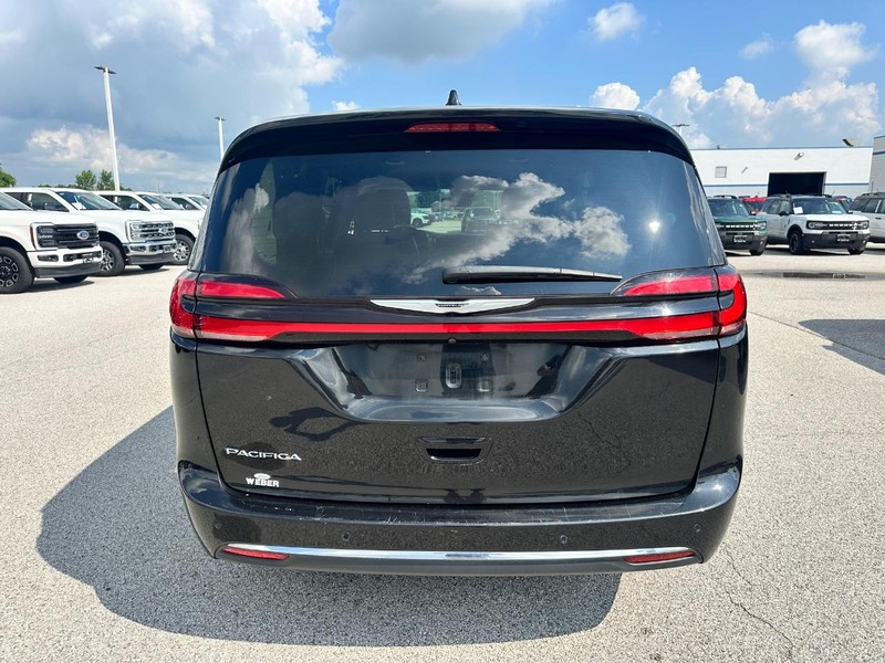 Chrysler Pacifica Vehicle Full-screen Gallery Image 04
