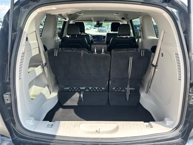 Chrysler Pacifica Vehicle Full-screen Gallery Image 05