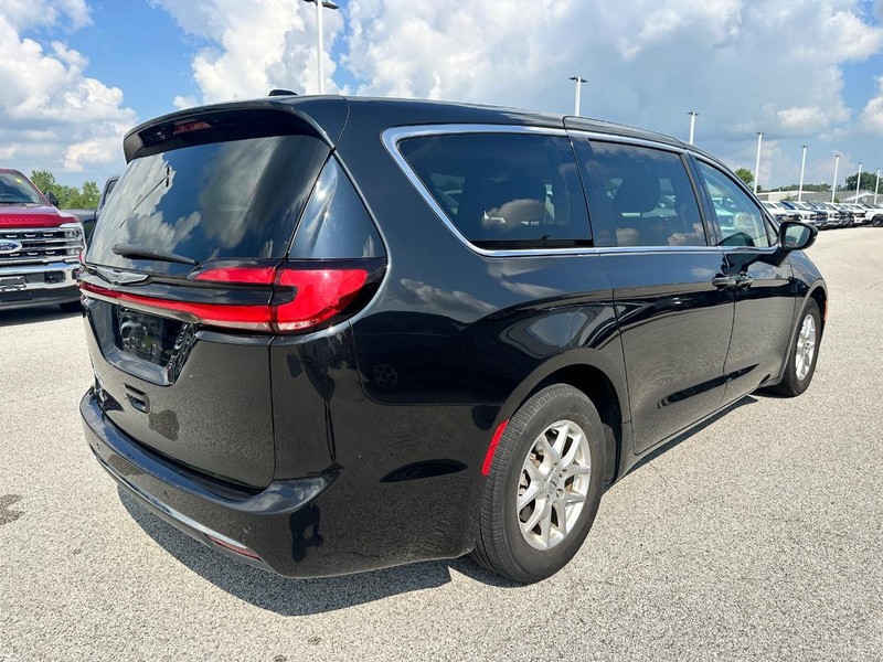 Chrysler Pacifica Vehicle Full-screen Gallery Image 07