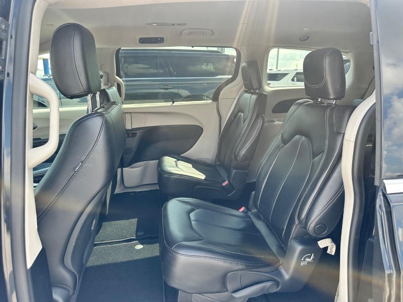 Chrysler Pacifica Vehicle Full-screen Gallery Image 10