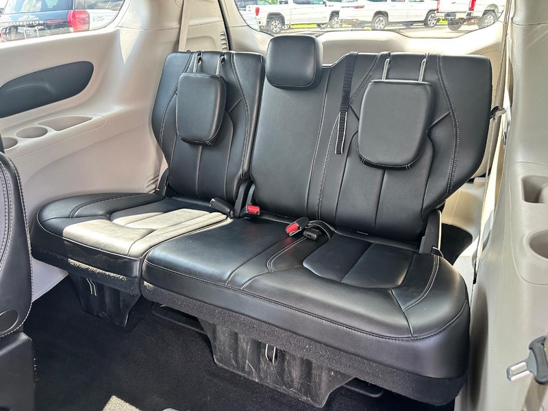 Chrysler Pacifica Vehicle Full-screen Gallery Image 11