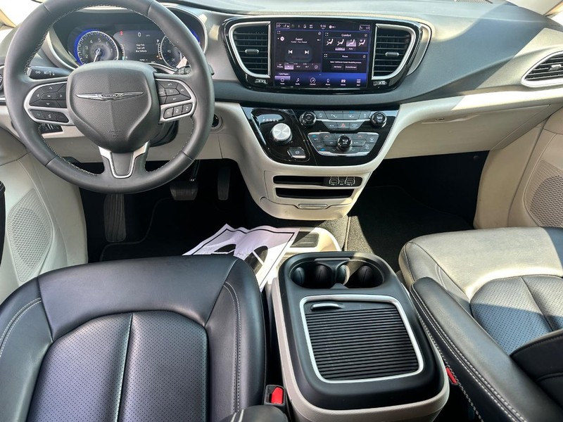 Chrysler Pacifica Vehicle Full-screen Gallery Image 12