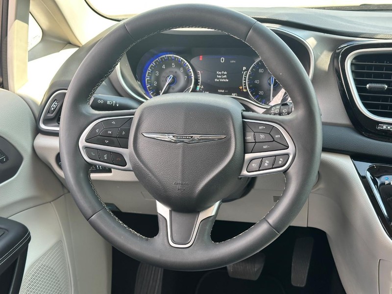 Chrysler Pacifica Vehicle Full-screen Gallery Image 13