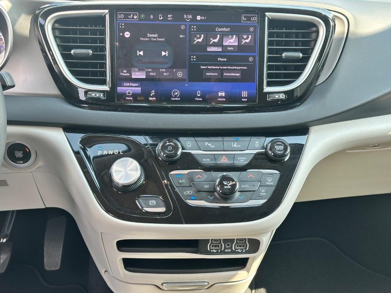 Chrysler Pacifica Vehicle Full-screen Gallery Image 14