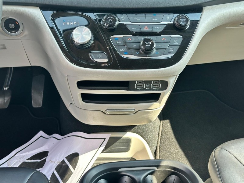 Chrysler Pacifica Vehicle Full-screen Gallery Image 15