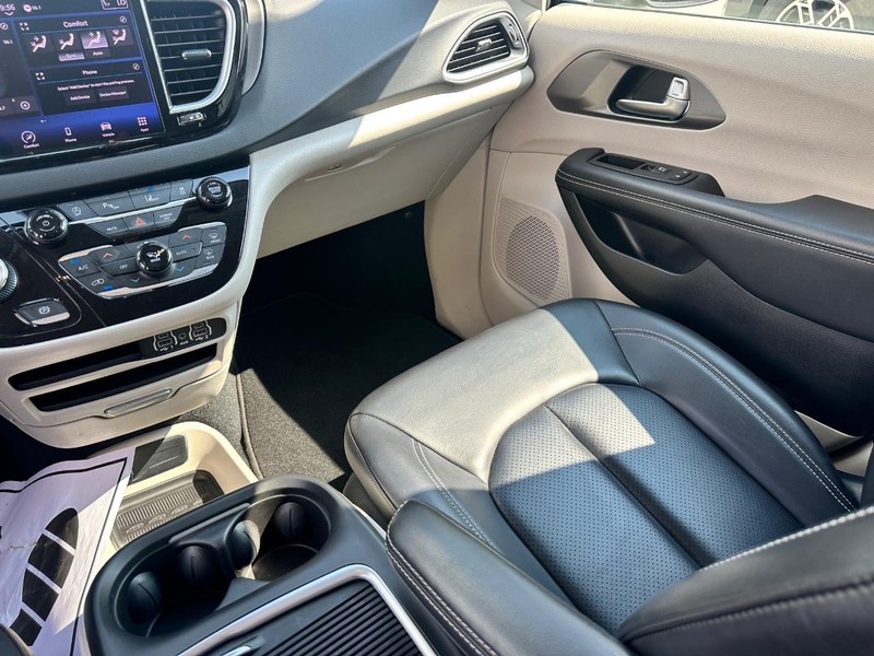 Chrysler Pacifica Vehicle Full-screen Gallery Image 16