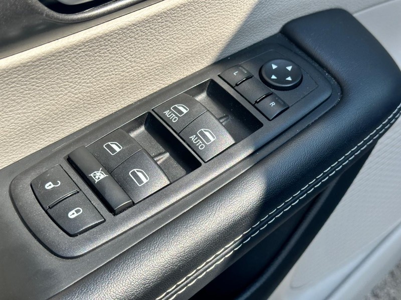 Chrysler Pacifica Vehicle Full-screen Gallery Image 17
