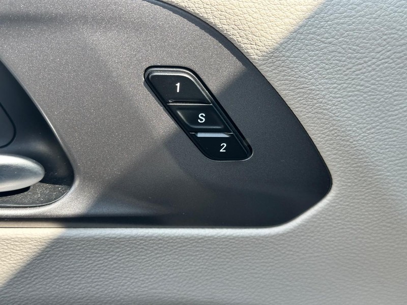 Chrysler Pacifica Vehicle Full-screen Gallery Image 18