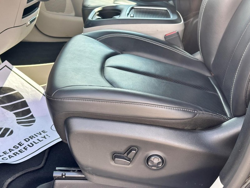 Chrysler Pacifica Vehicle Full-screen Gallery Image 19