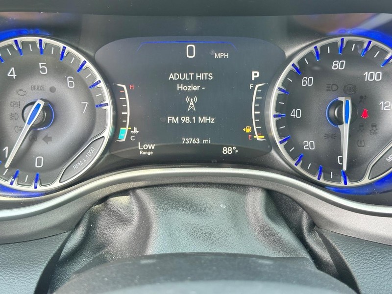 Chrysler Pacifica Vehicle Full-screen Gallery Image 22