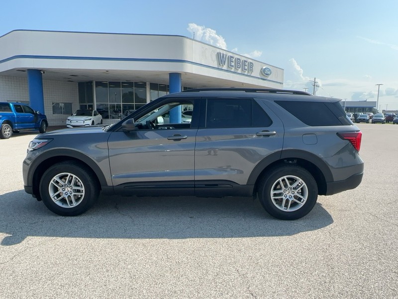 Ford Explorer Vehicle Full-screen Gallery Image 2
