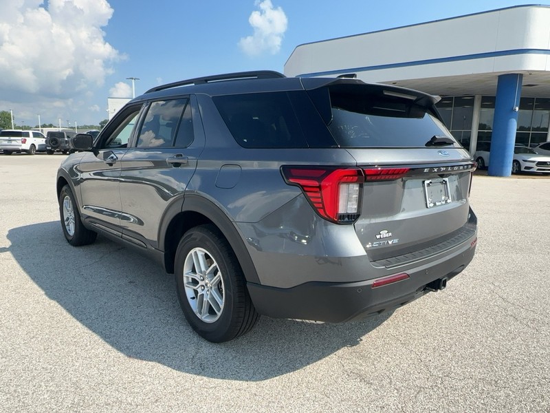 Ford Explorer Vehicle Full-screen Gallery Image 3