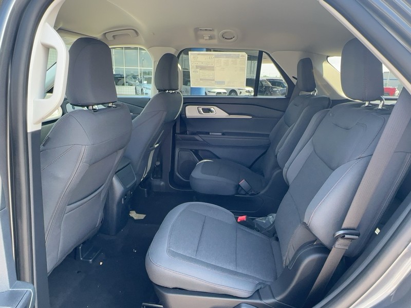 Ford Explorer Vehicle Full-screen Gallery Image 4