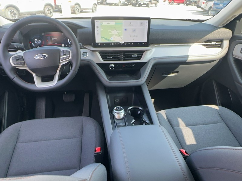 Ford Explorer Vehicle Full-screen Gallery Image 6