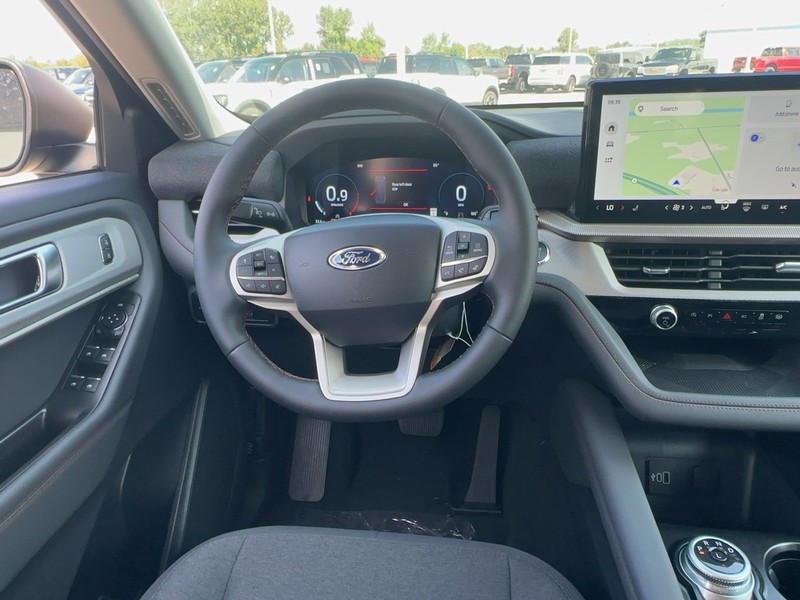 Ford Explorer Vehicle Full-screen Gallery Image 7