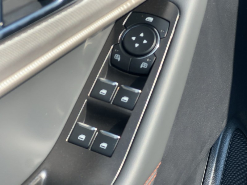 Ford Explorer Vehicle Full-screen Gallery Image 10