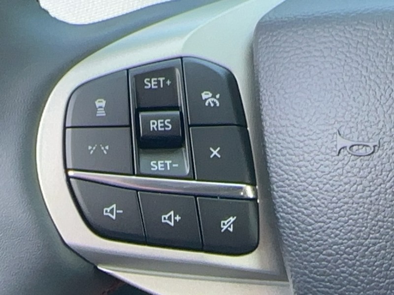 Ford Explorer Vehicle Full-screen Gallery Image 13