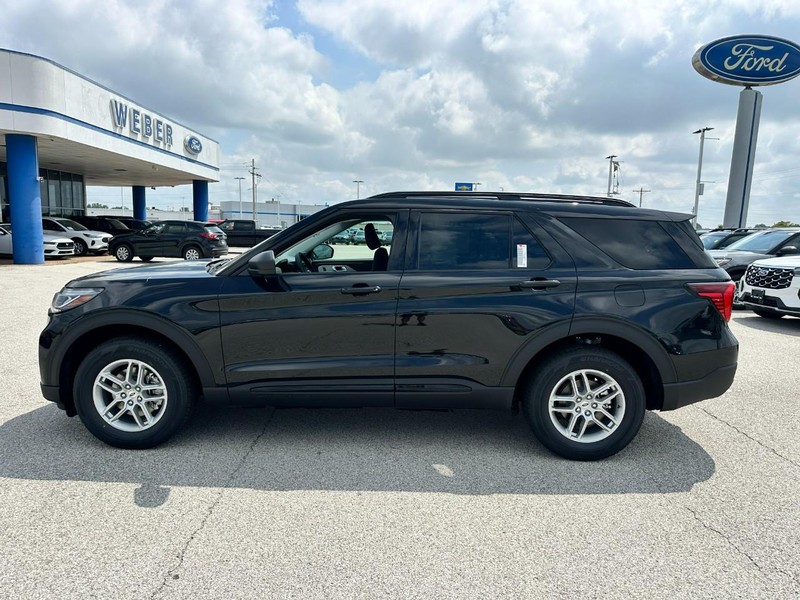 Ford Explorer Vehicle Full-screen Gallery Image 2