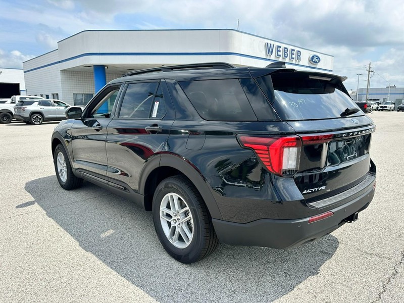 Ford Explorer Vehicle Full-screen Gallery Image 3