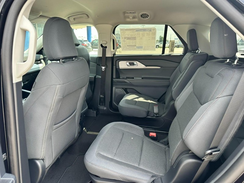 Ford Explorer Vehicle Full-screen Gallery Image 4