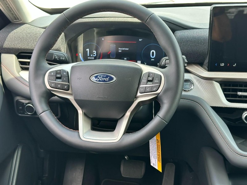 Ford Explorer Vehicle Full-screen Gallery Image 6