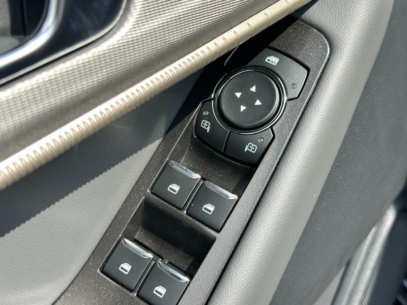Ford Explorer Vehicle Full-screen Gallery Image 9