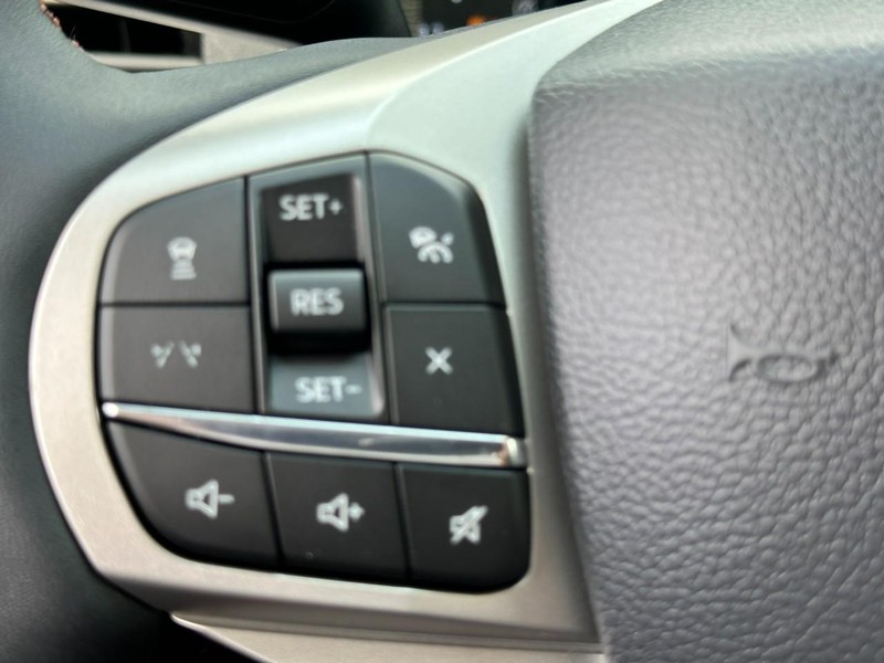 Ford Explorer Vehicle Full-screen Gallery Image 11