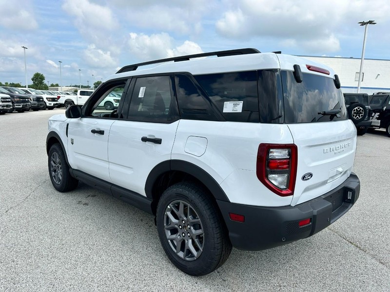Ford Bronco Sport Vehicle Full-screen Gallery Image 3