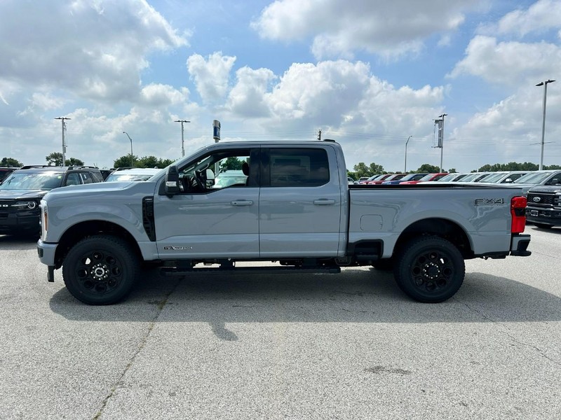 Ford Super Duty F-250 SRW Vehicle Full-screen Gallery Image 2
