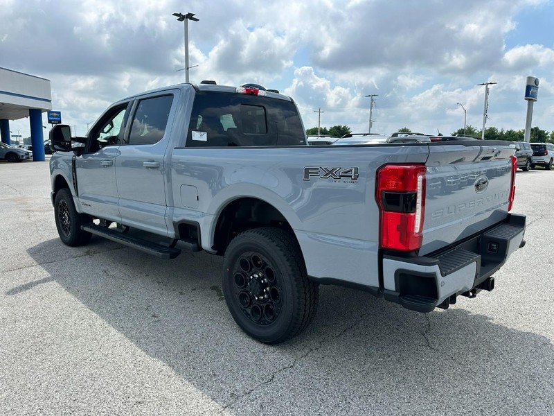 Ford Super Duty F-250 SRW Vehicle Full-screen Gallery Image 3