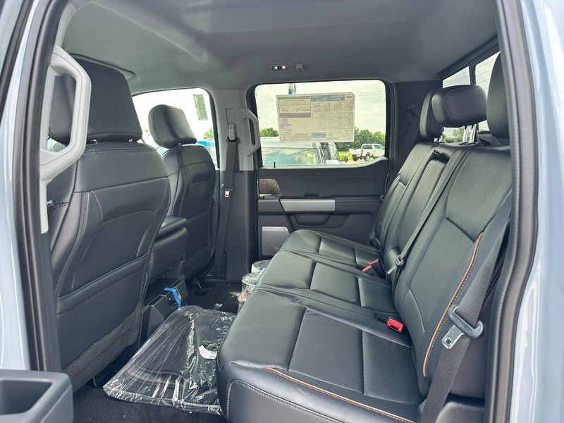 Ford Super Duty F-250 SRW Vehicle Full-screen Gallery Image 4