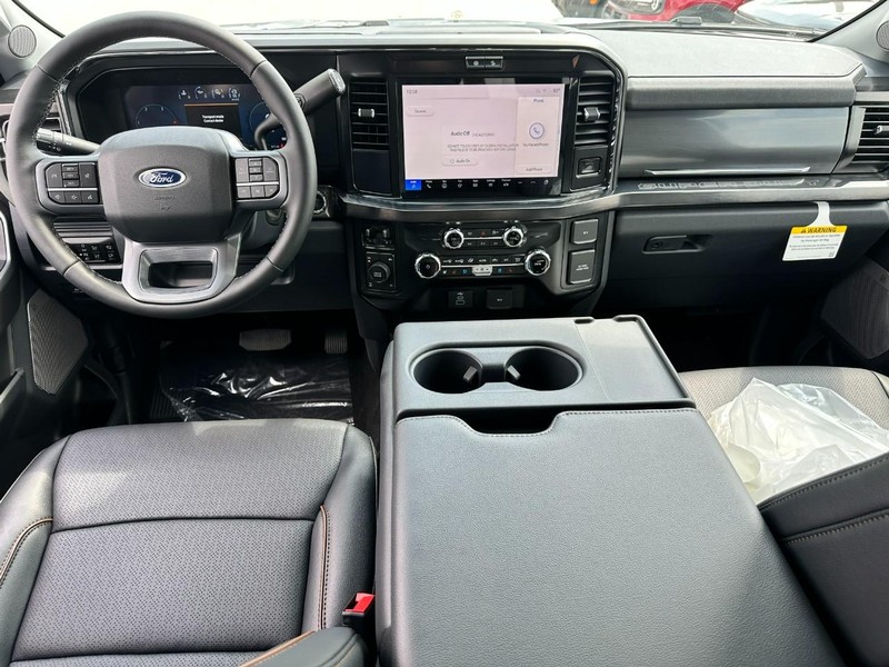 Ford Super Duty F-250 SRW Vehicle Full-screen Gallery Image 5