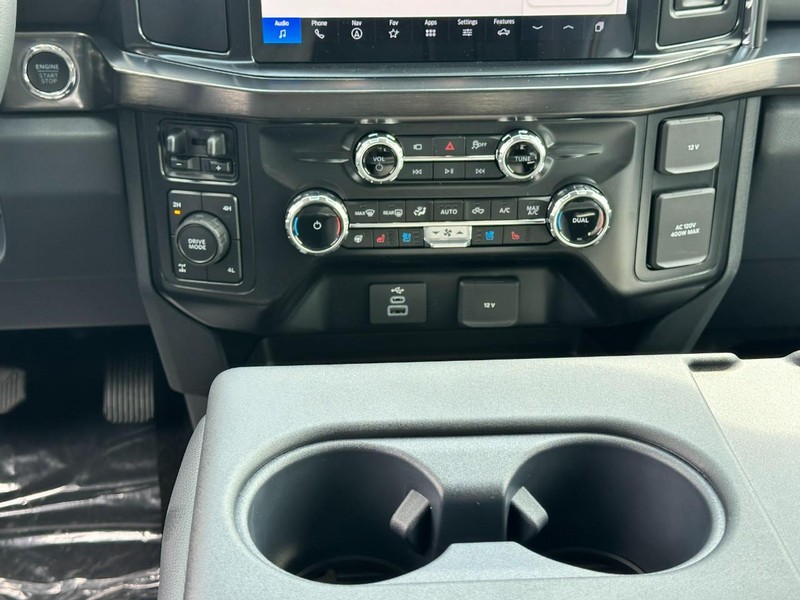 Ford Super Duty F-250 SRW Vehicle Full-screen Gallery Image 8