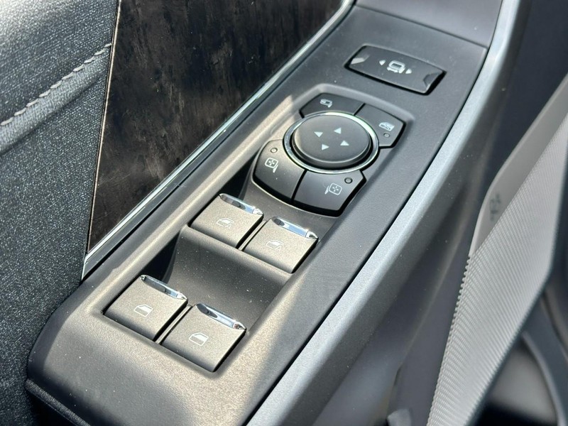 Ford Super Duty F-250 SRW Vehicle Full-screen Gallery Image 9