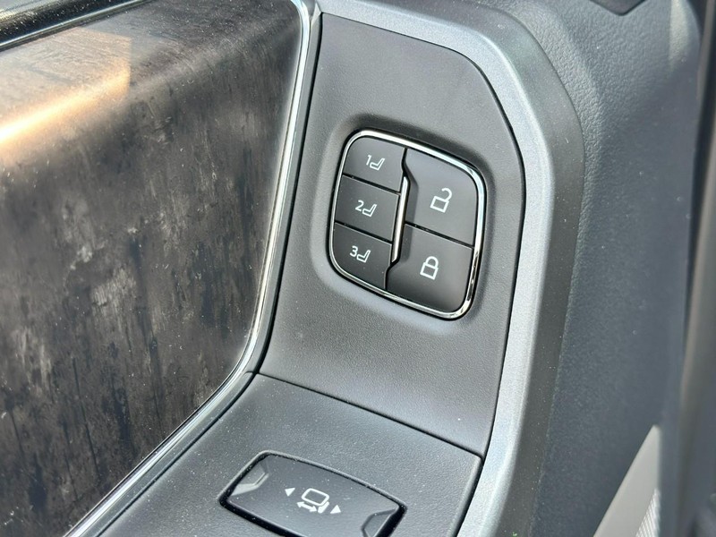 Ford Super Duty F-250 SRW Vehicle Full-screen Gallery Image 10