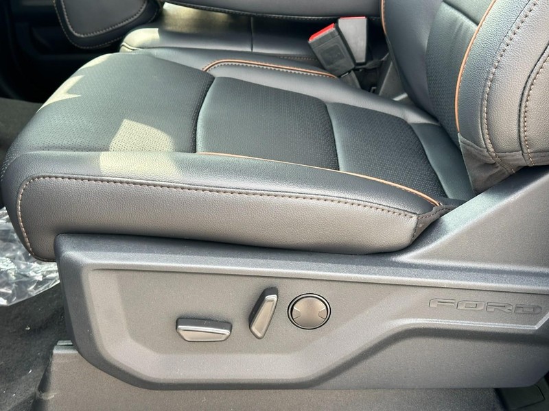 Ford Super Duty F-250 SRW Vehicle Full-screen Gallery Image 11