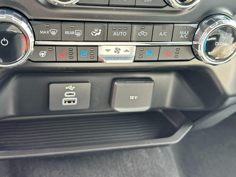 Ford Super Duty F-250 SRW Vehicle Full-screen Gallery Image 14