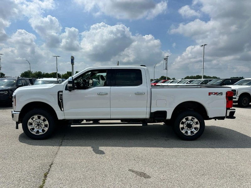 Ford Super Duty F-350 SRW Vehicle Full-screen Gallery Image 2