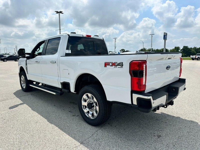 Ford Super Duty F-350 SRW Vehicle Full-screen Gallery Image 3