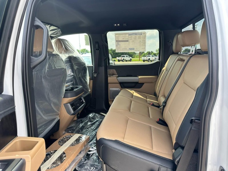 Ford Super Duty F-350 SRW Vehicle Full-screen Gallery Image 4