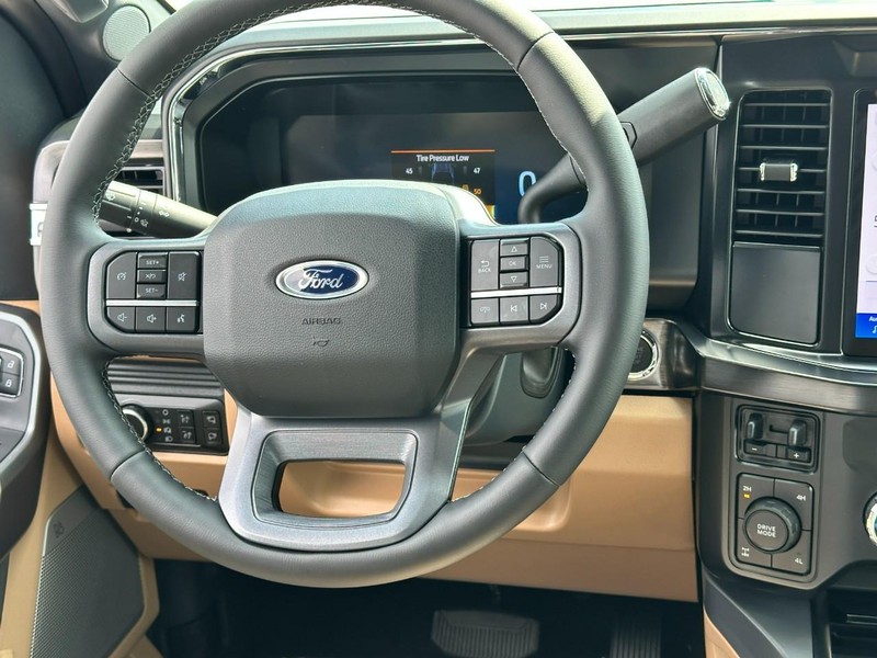 Ford Super Duty F-350 SRW Vehicle Full-screen Gallery Image 6