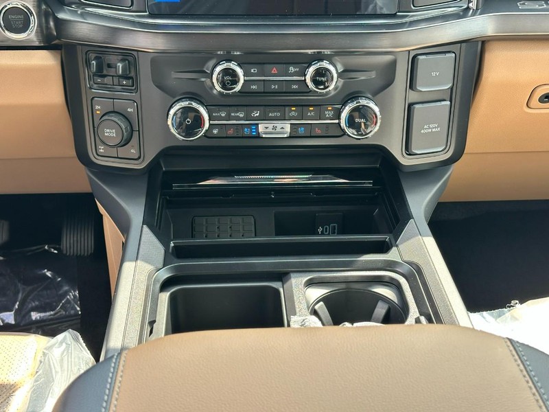 Ford Super Duty F-350 SRW Vehicle Full-screen Gallery Image 8