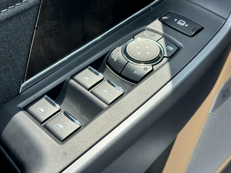 Ford Super Duty F-350 SRW Vehicle Full-screen Gallery Image 9