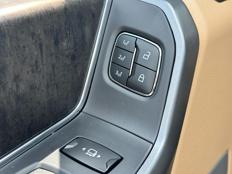 Ford Super Duty F-350 SRW Vehicle Full-screen Gallery Image 10